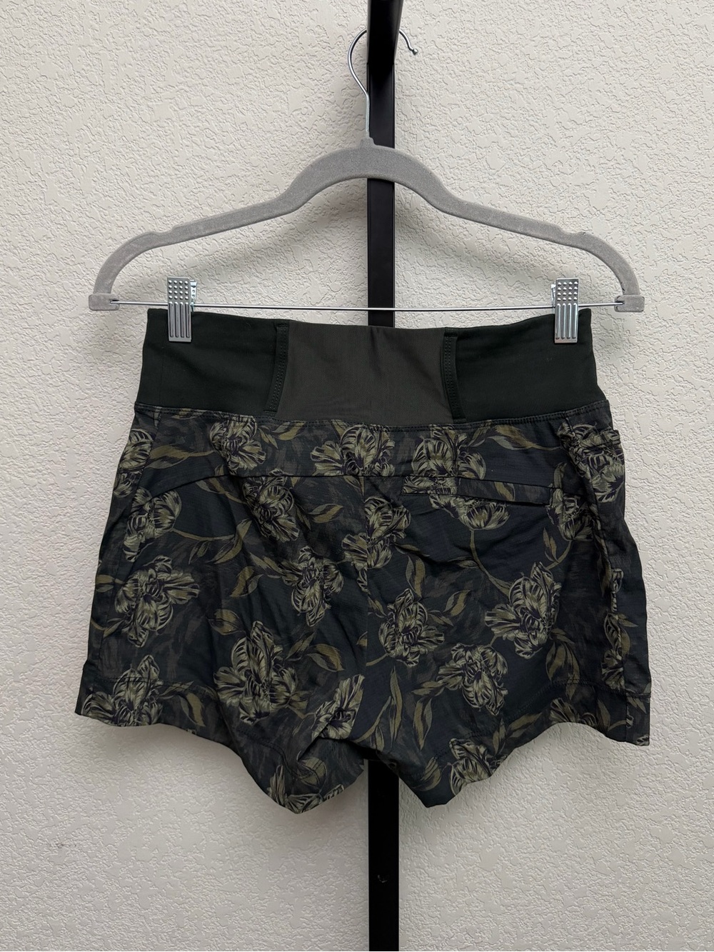 Athleta Women’s Olive Green Trekkie Floral Pull-On Women’s Shorts - Picture 4 of 5